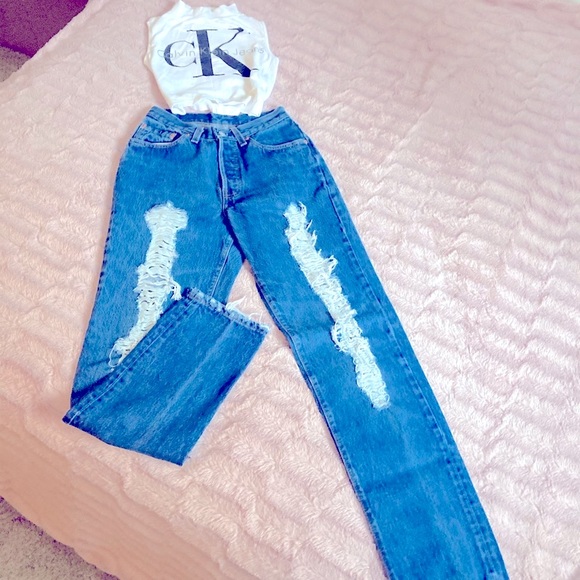 Distressed Vintage 501 Levi’s jeans - Picture 5 of 8